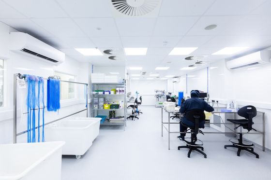 Kontrollierter Herstellungsprozess ISO 8 Reinraum mit Epoxidboden und PLC-Steuerung